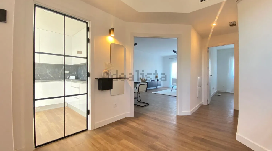 Hall-distribuidor con acceso a cocina y sal&oacute;n