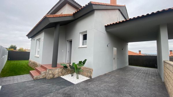Fachada del chalet en Escalona con porche y parking